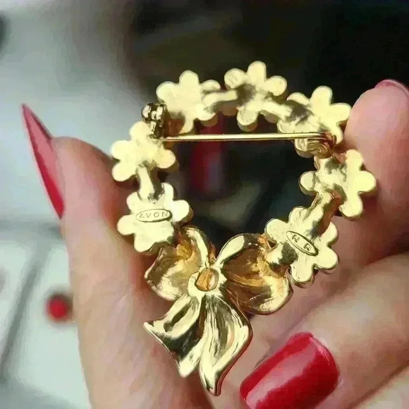 Avon NR red rose Wreath flowers brooch Christmas style Gold-toned red green - Picture 9 of 16